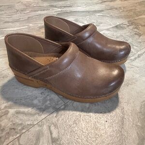 Dansko leather clogs women’s 38 used, color mushroom